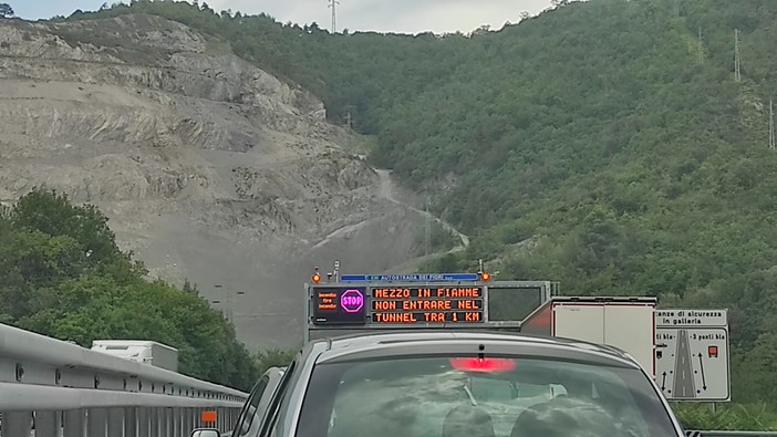 Furgone in fiamme nella galleria Fornaci sulla A10: traffico in tilt in entrambe le direzioni tra Finale e Vado Furgone in fiamme nella galleria Fornaci sulla A10: traffico in tilt in entrambe le direzioni tra Finale e Vado