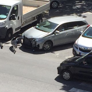 Scontro tra mezzi in corso Ricci: scooterista a terra