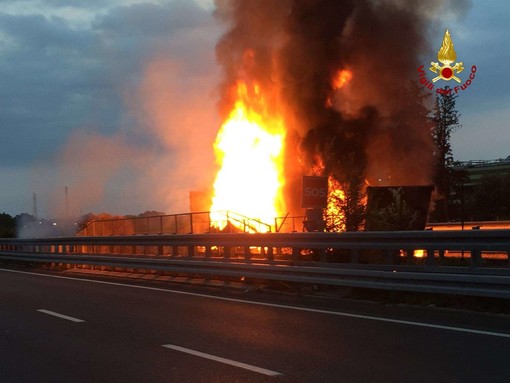 Tir in fiamme sulla A10 ad Albenga: riaperta con scambio di carreggiata l'autostrada in direzione Francia (FOTO E VIDEO)