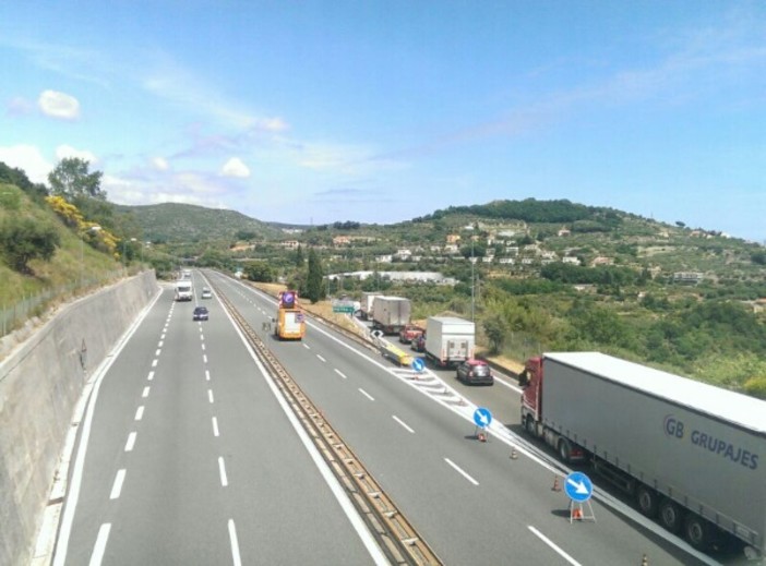 Auto in contromano sull'autostrada per circa 24 chilometri, poteva essere una strage Auto in contromano sull'autostrada per circa 24 chilometri, poteva essere una strage