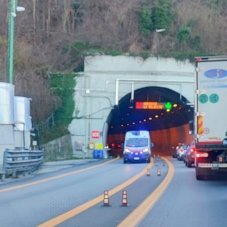 Tamponamento tra due auto sulla A6, soccorsi mobilitati: disagi al traffico