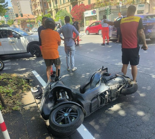 Savona, incidente in corso Mazzini all'incrocio con via Guidobono, scontro tra una moto e una bicicletta Savona, incidente in corso Mazzini all'incrocio con via Guidobono, scontro tra una moto e una bicicletta