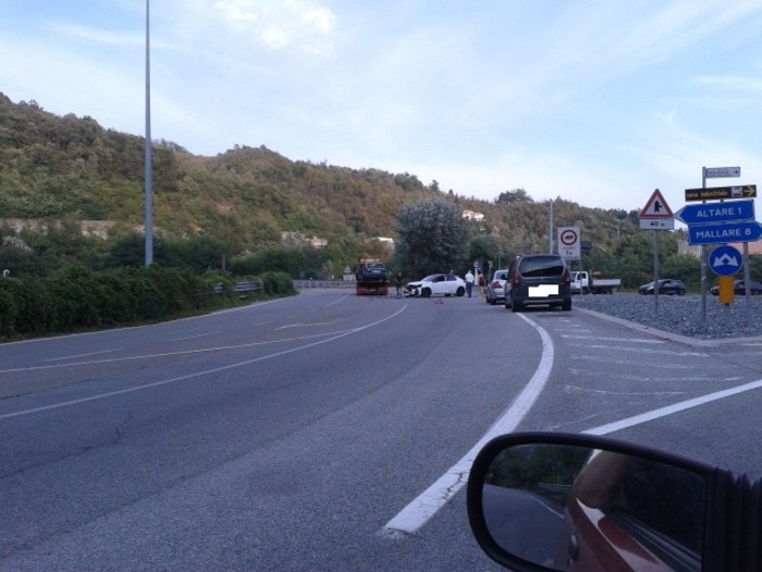Altare, scontro tra due auto: un ferito al San Paolo di Savona (FOTO) Altare, scontro tra due auto: un ferito al San Paolo di Savona (FOTO)