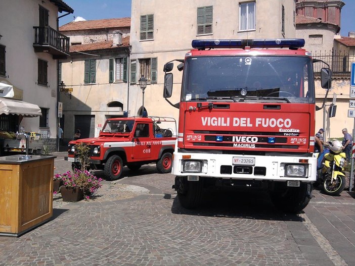 Cairo, anziani bloccati in casa dalla porta rotta: "liberati" dai vigili del fuoco