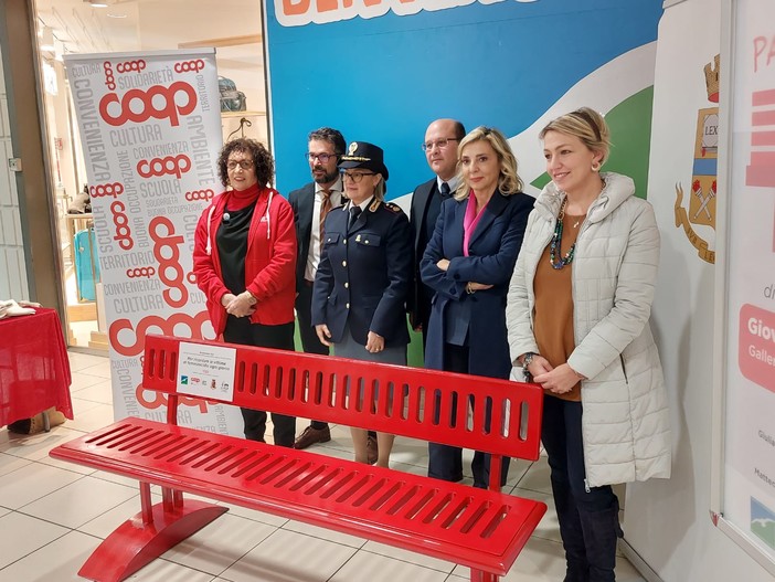 Savona, al centro commerciale "II Gabbiano" di Coop Liguria inaugurata la panchina rossa (FOTO e VIDEO)