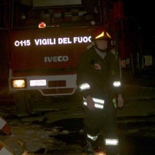 Motocarro distrutto dalle fiamme all'alba a Quiliano