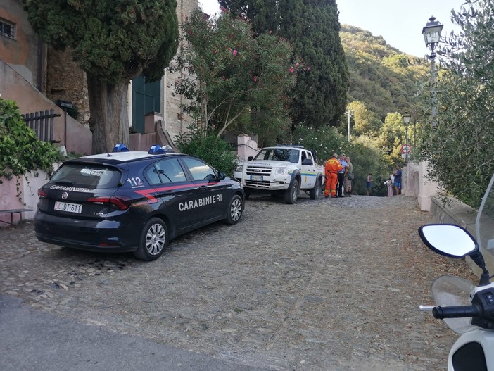 Finale, i boschi di Perti Alto invasi dalla sosta selvaggia. Il sindaco: "Stop al transito dei non autorizzati" Finale, i boschi di Perti Alto invasi dalla sosta selvaggia. Il sindaco: "Stop al transito dei non autorizzati"