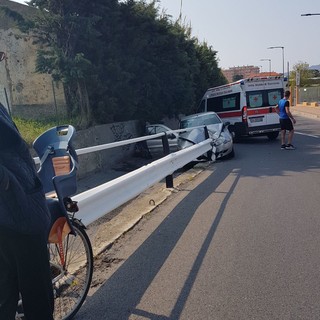 Ceriale, auto finisce contro macchine parcheggiate: grande spavento ma nessun ferito (FOTO)