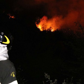 Continuano a bruciare le alture di Alassio: in arrivo i mezzi aerei (FOTO e VIDEO)