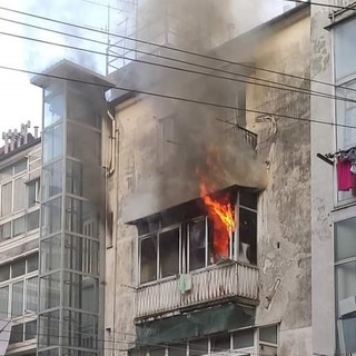 Savona, appartamento prende fuoco in via Astengo: soccorsi mobilitati (FOTO e VIDEO)
