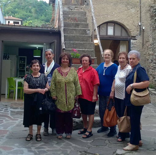 Nella foto: Renata Rusca Zargar con alcune alunne del Corso “Leggere la letteratura classica per divertimento” Nella foto: Renata Rusca Zargar con alcune alunne del Corso “Leggere la letteratura classica per divertimento”