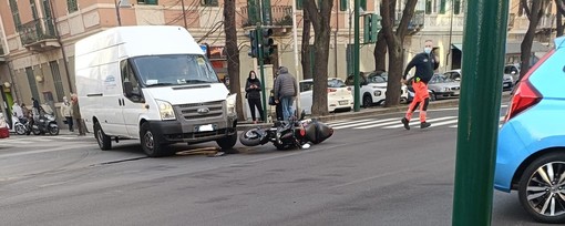 Savona, incidente tra moto e furgone in corso Mazzini (FOTO)