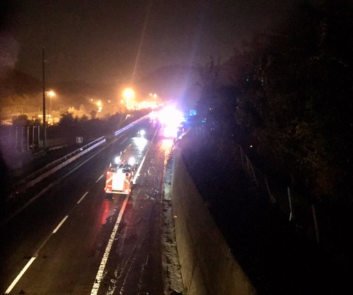 Incidente sulla A6 all'altezza del casello di Altare: soccorsi mobilitati (FOTO) Incidente sulla A6 all'altezza del casello di Altare: soccorsi mobilitati (FOTO)