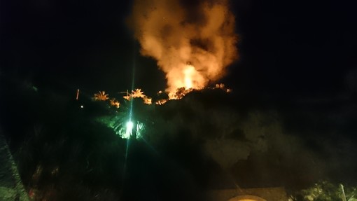 Incendio a Capo San Donato nella notte, ore di lavoro per domarlo