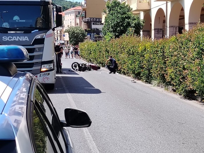 Viene colpita prima da un'auto e poi finisce contro un camion nella corsia opposta: 60enne in prognosi riservata al Santa Corona Viene colpita prima da un'auto e poi finisce contro un camion nella corsia opposta: 60enne in prognosi riservata al Santa Corona