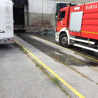 Villanova d'Albenga, rifiuti a fuoco all'esterno della ditta Tecnova: intervento dei vigili del fuoco