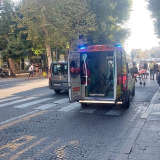 Donna investita in piazza del Popolo a Savona, portata al Pronto Soccorso di Pietra Ligure
