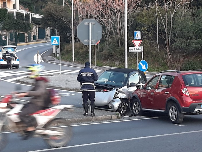 Savona, scontro tra auto in largo G. de Meo: due codici gialli al San Paolo (FOTO e VIDEO) Savona, scontro tra auto in largo G. de Meo: due codici gialli al San Paolo (FOTO e VIDEO)