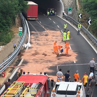 Camion sbanda tra Albisola e Celle, autostrada  riapre