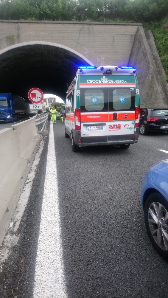 Incidente sulla A10 tra Albisola e Savona: coinvolti un carro-attrezzi e un'auto Incidente sulla A10 tra Albisola e Savona: coinvolti un carro-attrezzi e un'auto