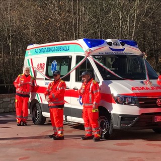 Giusvalla, la Croce Bianca inaugura la nuova ambulanza