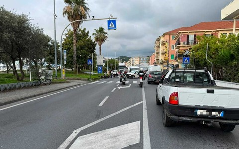 Albissola Marina, scontro tra auto e moto sull’Aurelia: traffico in tilt