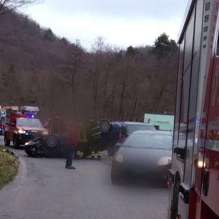 Pallare, auto cappottata, due feriti al San Paolo in codice verde