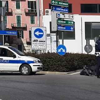 Savona, furgoncino colpisce moto nella rotonda del Mercato Civico: una ragazza in codice giallo (FOTO) Savona, furgoncino colpisce moto nella rotonda del Mercato Civico: una ragazza in codice giallo (FOTO)