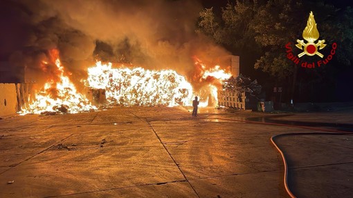 Albenga, incendio in un’isola ecologica in regione Enesi: Vigili del fuoco in azione (FOTO)