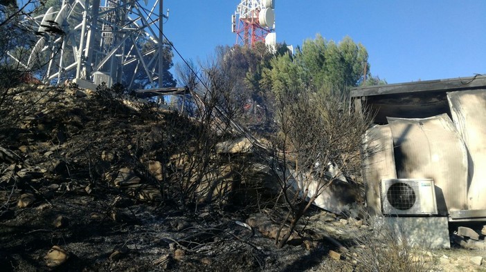 Incendio tra Andora e Cervo: distrutte le apparecchiature della UNO Communications Incendio tra Andora e Cervo: distrutte le apparecchiature della UNO Communications