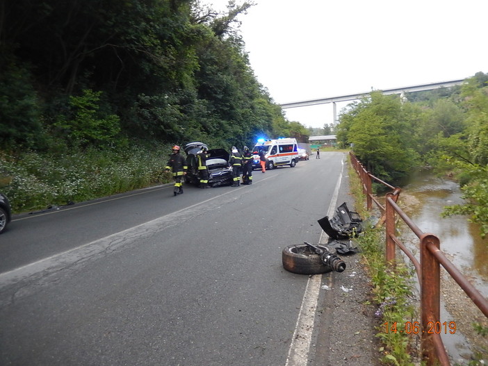 Pallare, auto evita un capriolo e va a sbattere contro la ringhiera