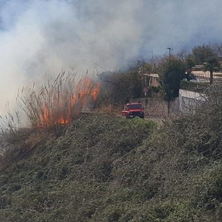 Finale Ligure, incendio di San Bernardino: video e immagini inviate da un nostro lettore