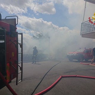 Incendio a Ceriale nei pressi del campo sportivo (FOTO)