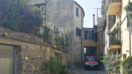 Calice, valutazioni sull'agibilità dell'appartamento semidistrutto dalle fiamme nella notte (FOTO) Calice, valutazioni sull'agibilità dell'appartamento semidistrutto dalle fiamme nella notte (FOTO)