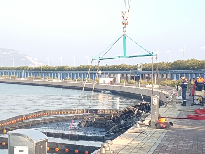 Yacht a fuoco a Loano, inchiesta archiviata, un barbecue all'origine delle fiamme Yacht a fuoco a Loano, inchiesta archiviata, un barbecue all'origine delle fiamme