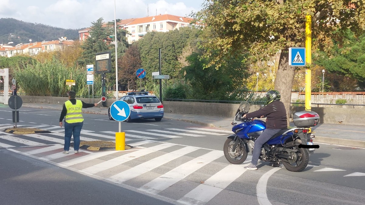 Savona, scontro tra un'auto e uno scooter in corso Ricci: una persona ricoverata Savona, scontro tra un'auto e uno scooter in corso Ricci: una persona ricoverata