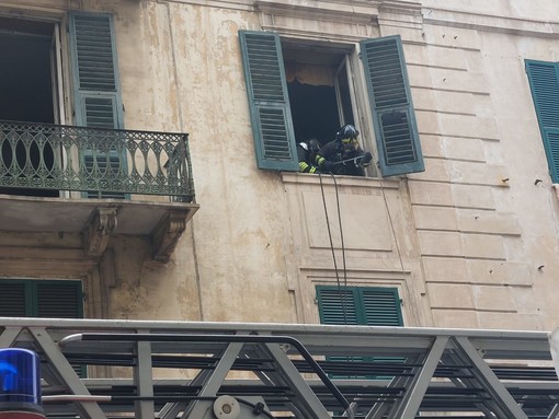 Savona, incendio appartamento in via Montenotte: soccorsi mobilitati (FOTO e VIDEO) Savona, incendio appartamento in via Montenotte: soccorsi mobilitati (FOTO e VIDEO)