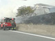 Incendio vicino all'autostrada tra Albenga e Ceriale