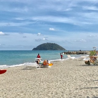 Albenga avvia l’iter per il bando sulle concessioni balneari, Tomatis: "Comuni lasciati soli, tutto si è riversato sui sindaci"