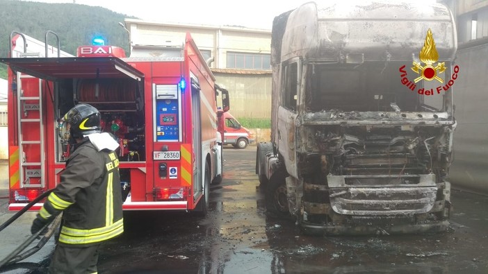 Camion in fiamme ad Altare: intervento dei vigili del fuoco