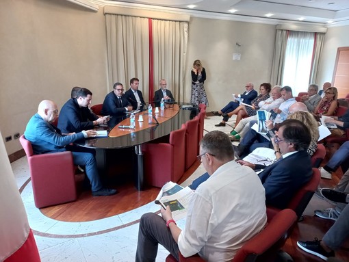 Rigassificatore, primo incontro tra Toti e i sindaci interessati. Il commissario: "Avviato un confronto con il territorio per definire le esigenze infrastrutturali" Rigassificatore, primo incontro tra Toti e i sindaci interessati. Il commissario: "Avviato un confronto con il territorio per definire le esigenze infrastrutturali"