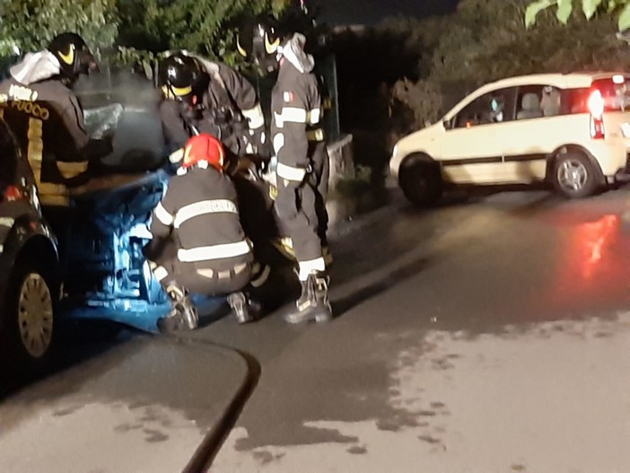 Savona, auto prende fuoco in via Famagosta (VIDEO e FOTO)