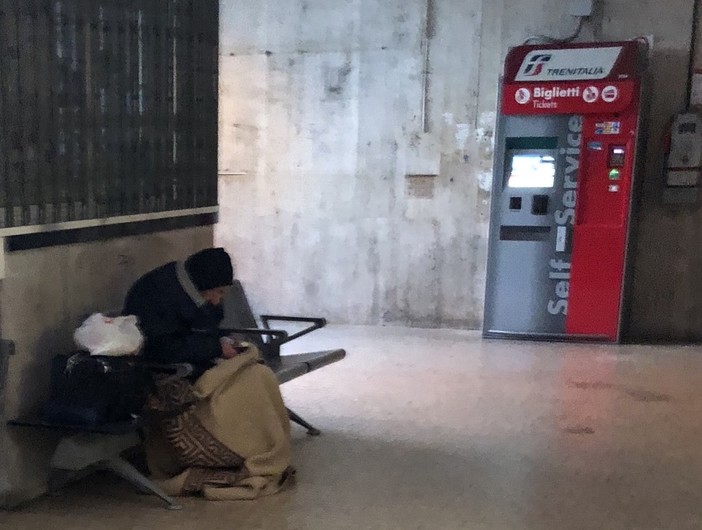Anziano senza tetto dorme al freddo in stazione ad Albenga, Ciangherotti e Perrone: "Chiediamo aiuto al Prefetto"