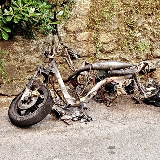 Scooter in fiamme nella notte a Savona: vigili del fuoco mobilitati