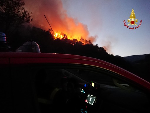 Incendio boschivo ad Orco Feglino: nella notte zona presidiata per evitare ripartenze improvvise Incendio boschivo ad Orco Feglino: nella notte zona presidiata per evitare ripartenze improvvise
