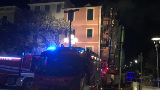 Celle, in fiamme il tetto di un palazzo (FOTO e VIDEO) Celle, in fiamme il tetto di un palazzo (FOTO e VIDEO)