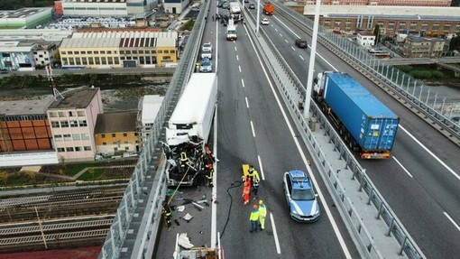 Incidente sulla A10: due mezzi pesanti coinvolti, autostrada riaperta