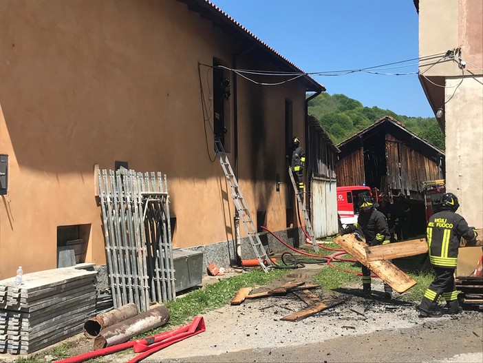 Cairo, incendio cascina in località Ferranietta: vigili del fuoco mobilitati (FOTO)