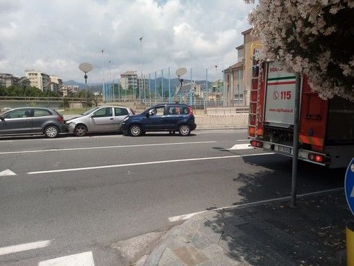 Savona, auto sbanda in corso Colombo e finisce su una vettura in sosta: nessun ferito Savona, auto sbanda in corso Colombo e finisce su una vettura in sosta: nessun ferito