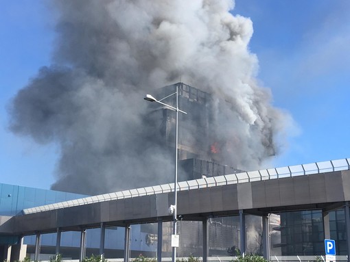 Savona, a fuoco il palazzo dell'Autorità Portuale (FOTO e VIDEO)